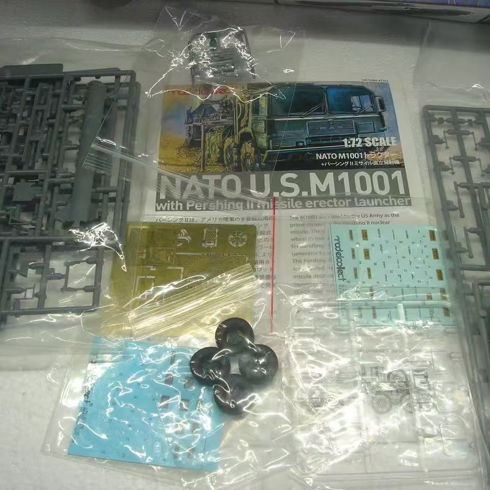 Model Collect 1/72 UA72084 NATO M1001 Man Tractor w/Pershing II Missile Launcher