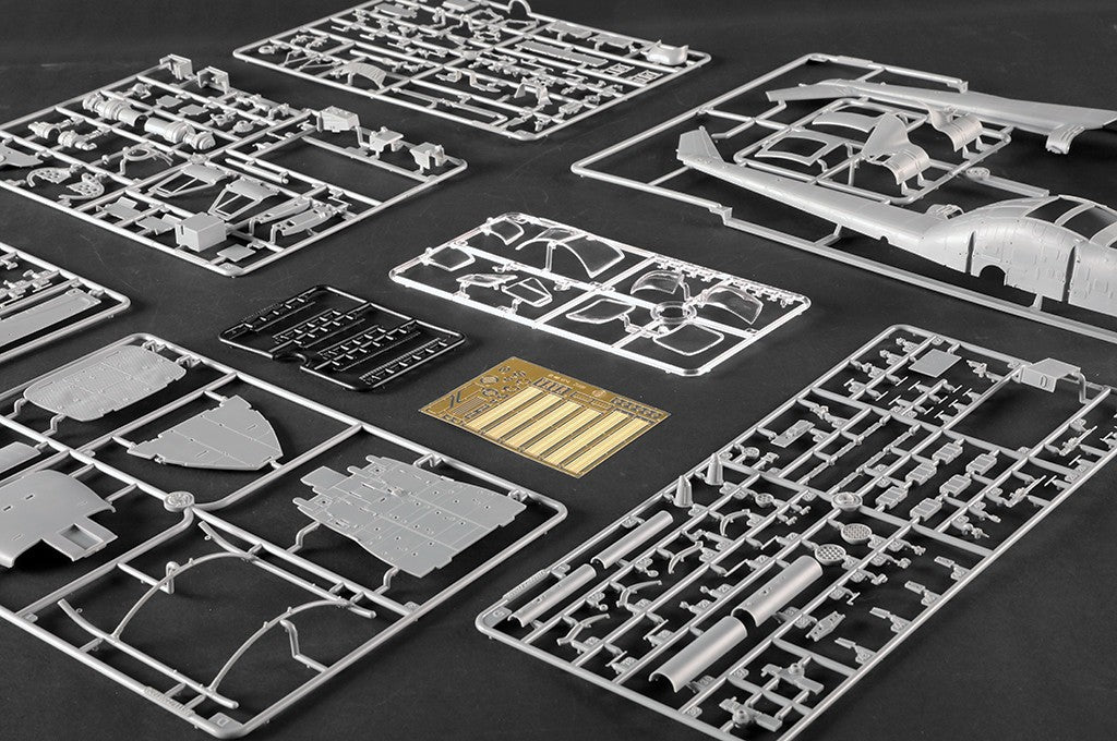 Trumpeter 05112 1/35 Scale UH-1B Huey Helicopter Military Assembly Model Kit