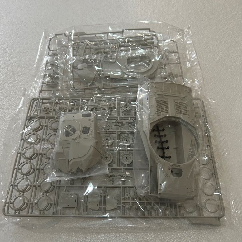 Build the ultimate model with the CHIEFTAIN MK10 TANK Model Kit by MENG! Enjoy precision details and a realistic design. Perfect for collectors.