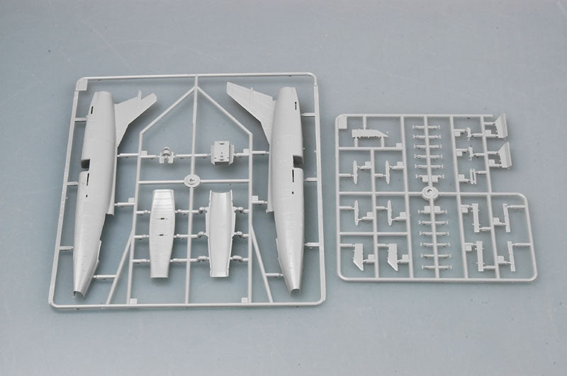 Trumpeter 1/72 01648 F-100C Super Sabre