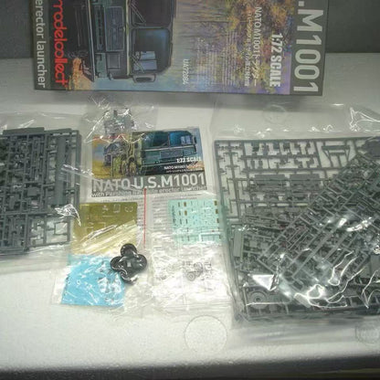 Model Collect 1/72 UA72084 NATO M1001 Man Tractor w/Pershing II Missile Launcher