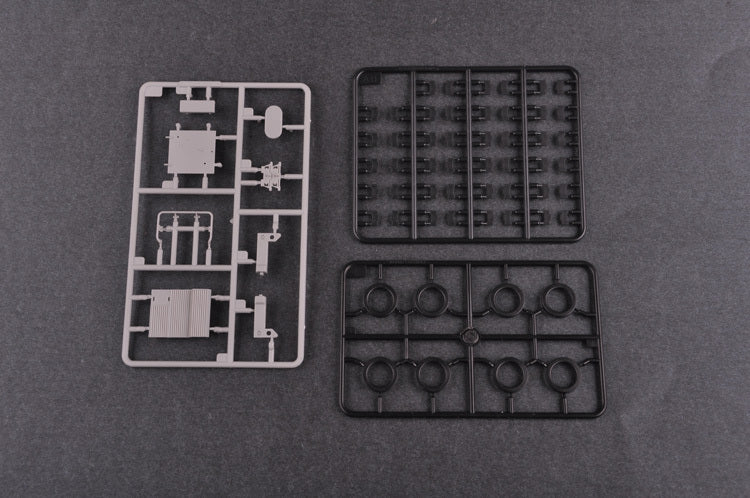 Trumpeter 1/35 01047 M270/A1 Multiple Launch Rocket System Finland/Netherlands