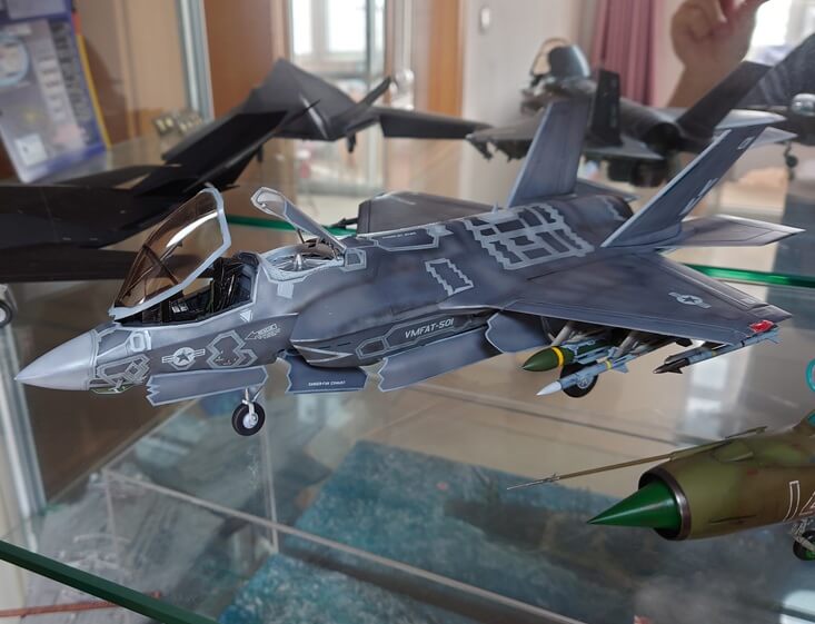 Kitty Hawk 80103 1/48 F-35A Airplane Model Kit NEW