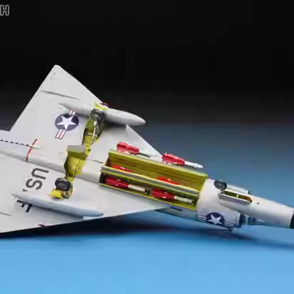 Meng Model DS-003 1/72 F102A (Case X) Delta Dagger aircraft