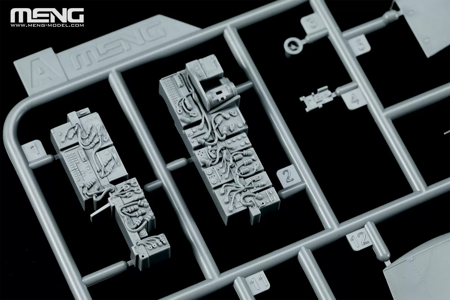 Discover the MENG QS-004 AH-64D APACHE 1/35 model kit 
