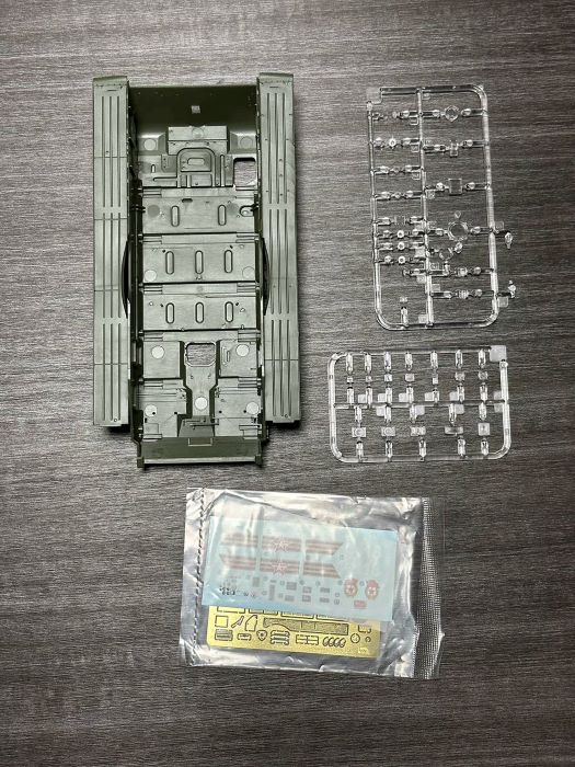 CZ MODEL CZ35012 1/35 T-90A TANK with Metal Tracks
