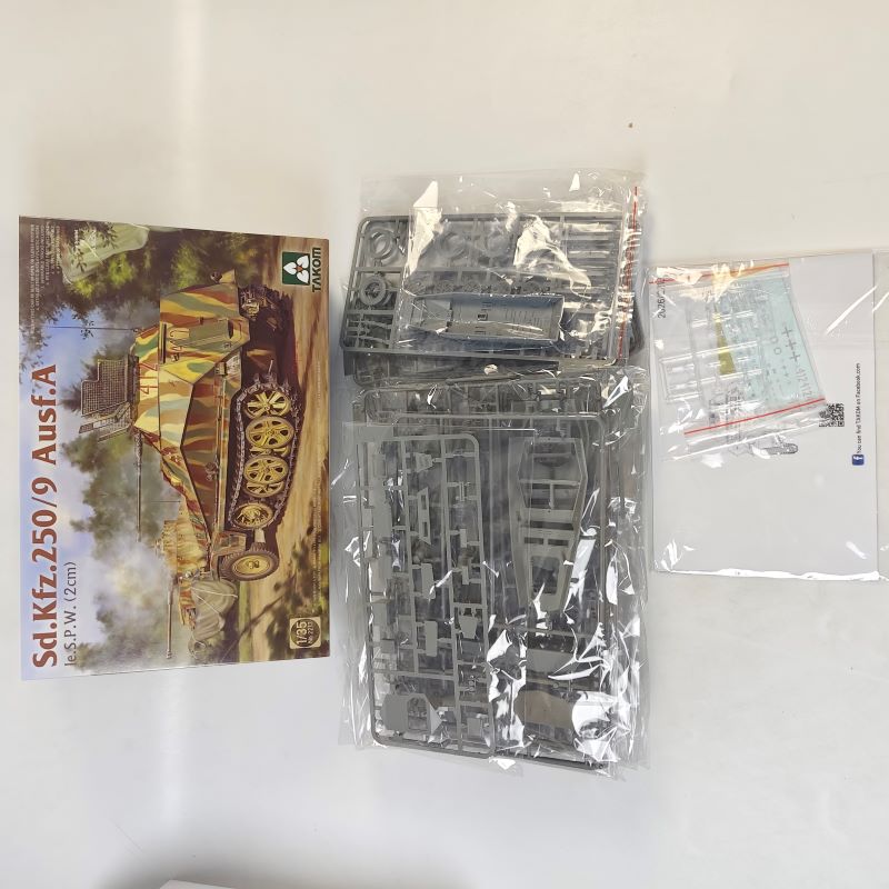 TAKOM 2213 1/35 Sd.Kfz.250/9 Ausf.A Ie.S.P.W. (2cm) Tank Model kit